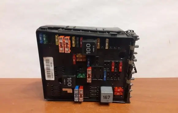 Volkswagen PASSAT B6 Fuse box set 1394963 95VW10K705CA