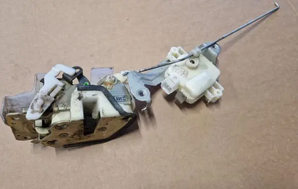 Mitsubishi L200 Rear door lock