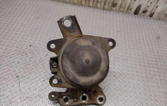 Mitsubishi Grandis Engine mount bracket