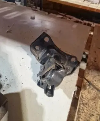 Toyota Prius+ (ZVW40) Engine mount bracket