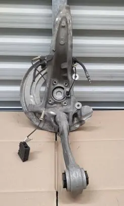 BMW 5 G30 G31 G38 Front wheel hub 6884382