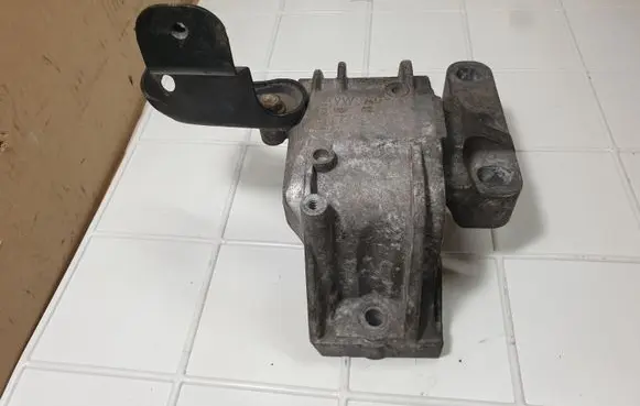 Engine mount bracket