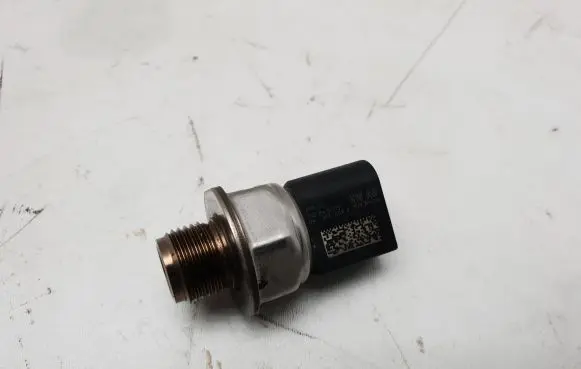 Volkswagen Tiguan Fuel distributor 04L906054F