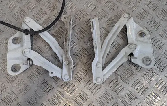 Engine bonnet/hood hinges