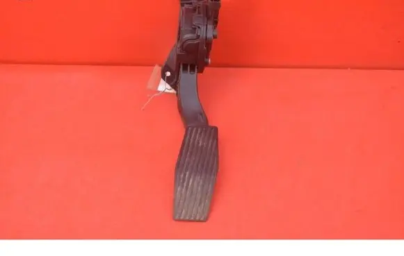Accelerator throttle pedal