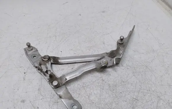 Mazda 3 I Tailgate/trunk/boot hinge