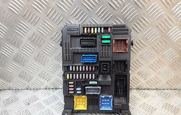 Citroen Berlingo Fuse module 9830707680