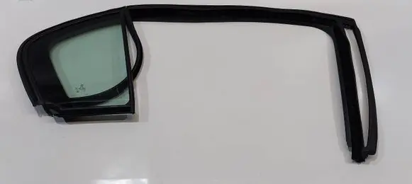 Volkswagen PASSAT B7 Rear side window 43R-00082