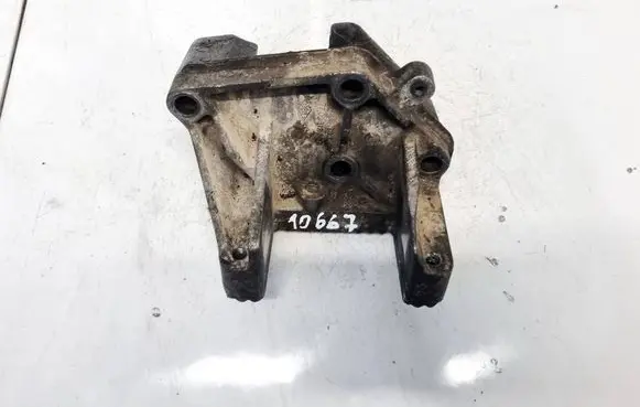 Engine mounting bracket