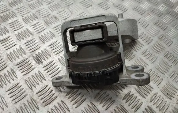 Nissan X-Trail T32 Engine mount bracket