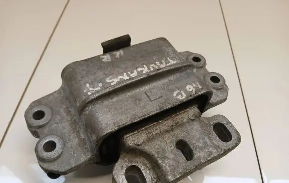 Volkswagen Touran I Engine mount bracket 1k0199555