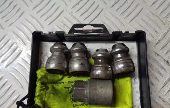 KIA Ceed Anti-theft wheel nuts and lock 