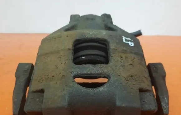Volkswagen PASSAT B6 Front brake caliper 569