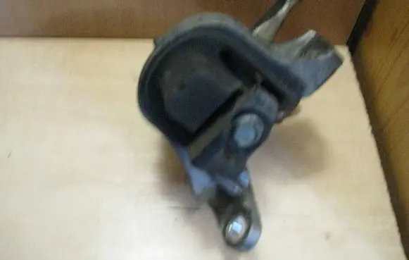 Engine mount bracket