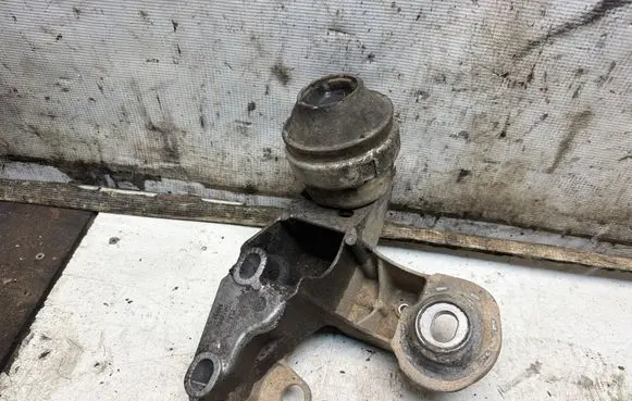 Audi A4 S4 B5 8D Engine mounting bracket 4B0199351