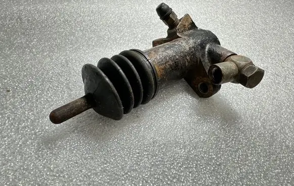 Mitsubishi Eclipse (D21A/D22A/D27A) Clutch slave cylinder 