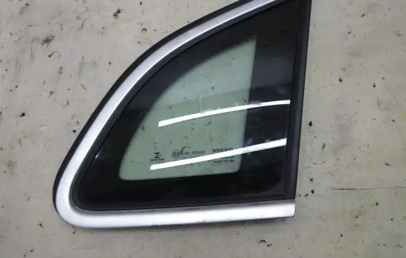 Volvo V40 Rear side window