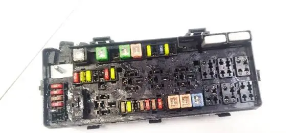 Dodge Magnum Fuse box set P05087131AE