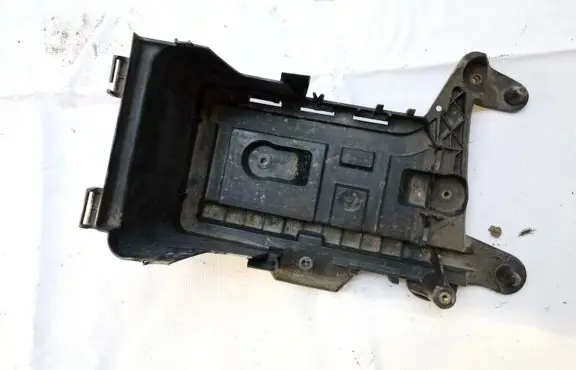 Volkswagen Jetta VI Battery box tray 1k0915333