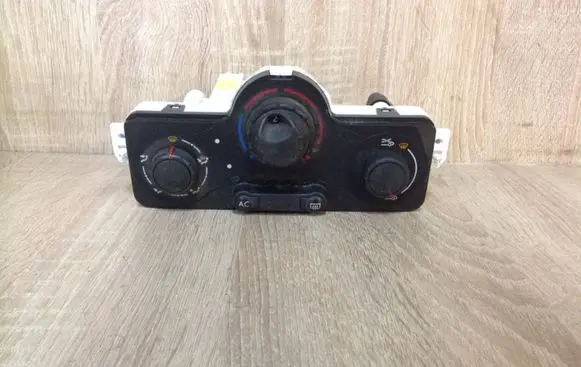 Renault Clio III Climate control unit 69597003