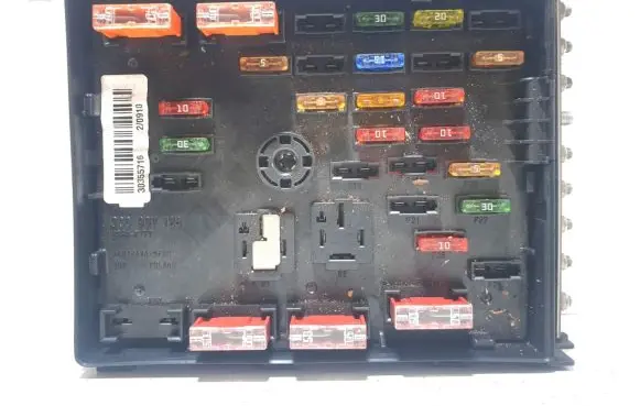 Volkswagen PASSAT B6 Fuse module