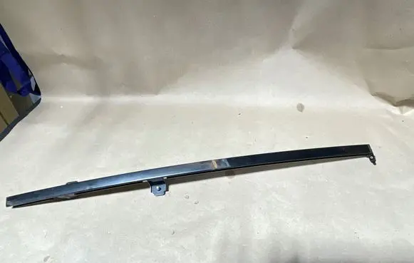 Nissan Leaf II (ZE1) Rear door windshield rail 