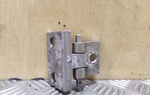 Volvo V70 Front door lower hinge 