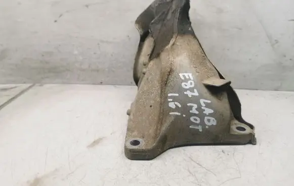 Engine mounting bracket