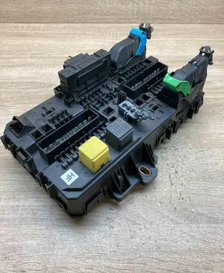 Opel Astra H Fuse module 13206758 5DK008669