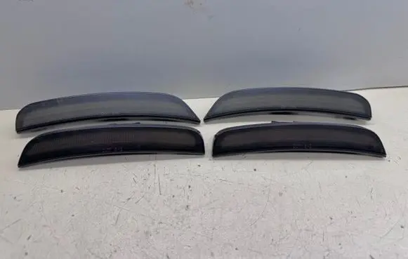 Chrysler 300C Front reflector 