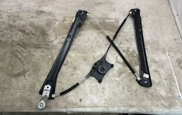Volkswagen Tiguan Front door electric window regulator 5NA837462A