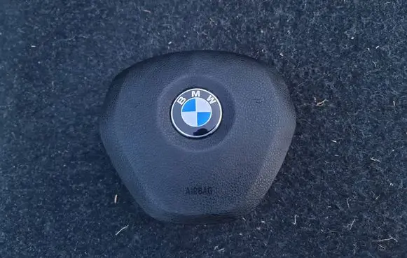 Steering wheel airbag
