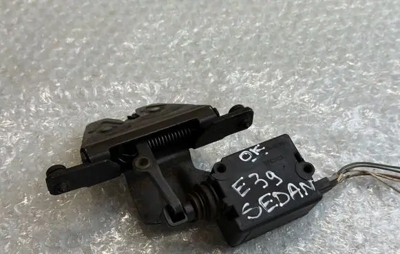BMW 5 E39 Tailgate boot lock/latch motor 8377569 8236897 51248236897