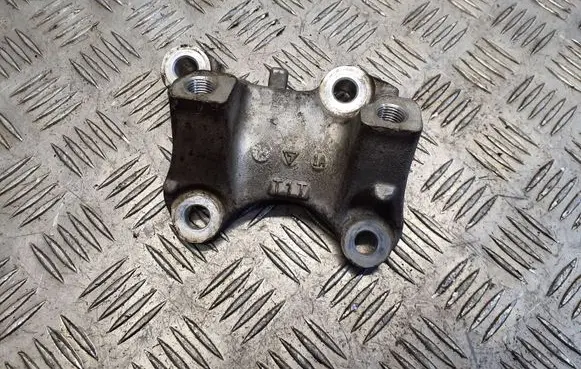 Honda CR-V Engine mounting bracket