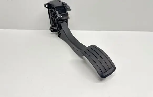 Accelerator throttle pedal