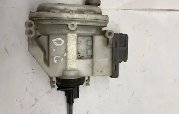 Volkswagen PASSAT B4 Central locking vacuum pump 3A0862153A