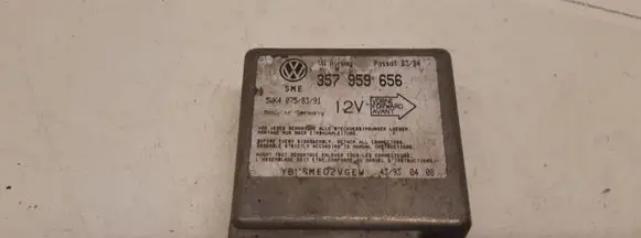 Volkswagen PASSAT B4 Airbag control unit/module 357959656
