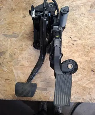 Dodge RAM Pedal assembly P68437179AE 68267286AB