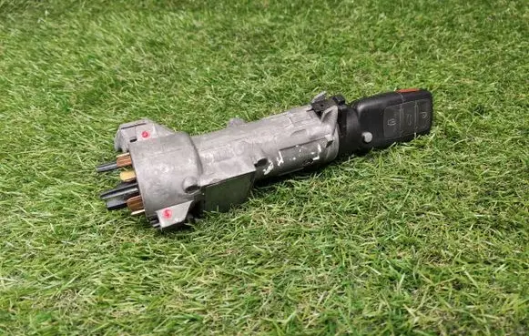 Volkswagen PASSAT B5.5 Ignition lock 4B0905851A