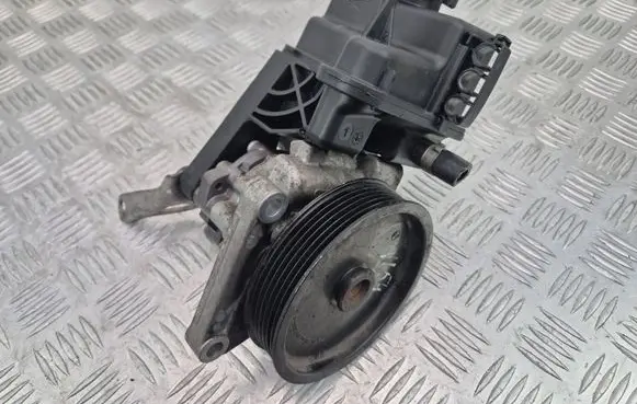 Mercedes-Benz C W204 Power steering pump A0064661501 7693900509