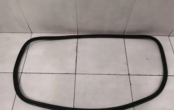 Tesla Model 3 Seal rubber (tailgate) 109106900E