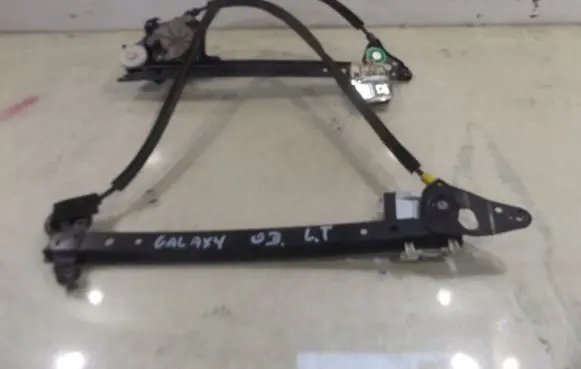 Rear door manual window regulator