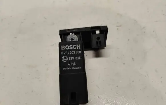 Volkswagen PASSAT B6 Glow plug pre-heat relay 0281003038