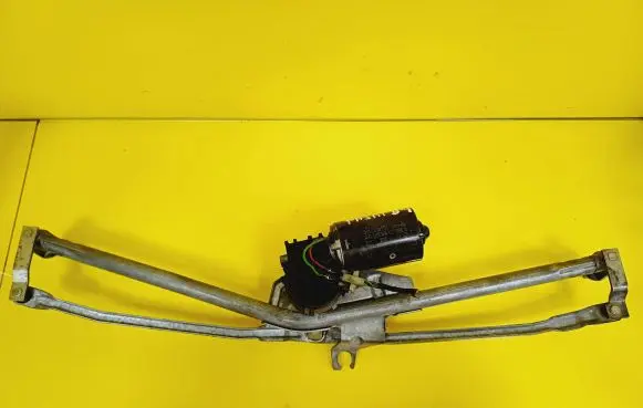 Volkswagen PASSAT B4 Wiper motor 0390241108 357955113C