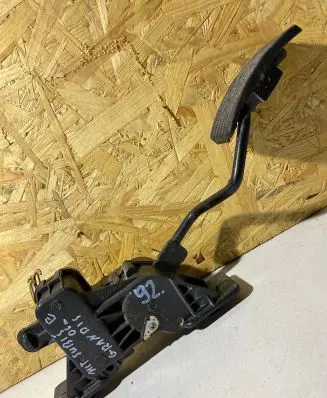Mitsubishi Grandis Accelerator throttle pedal APM30