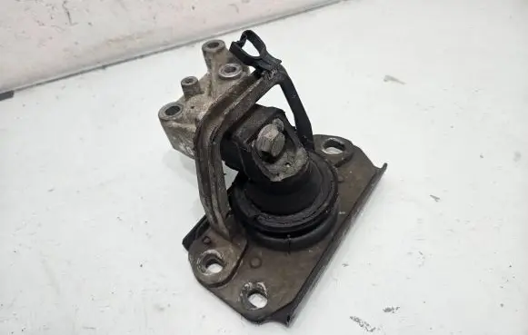 Opel Vivaro Engine mount bracket