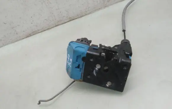 Volvo S60 Front door lock 30699746