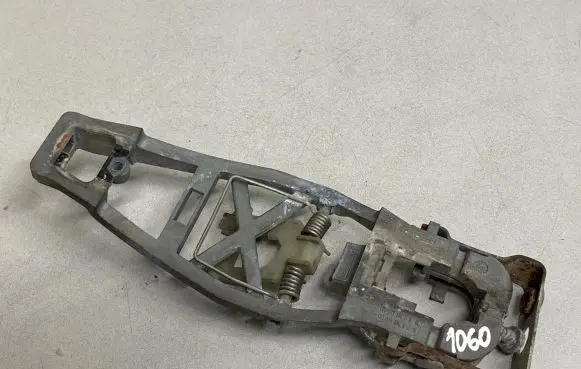 Volkswagen Touran I Front door exterior handle/bracket 1T0837886B