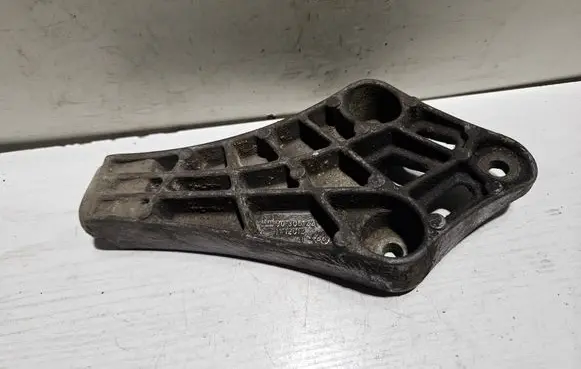 Engine mounting bracket