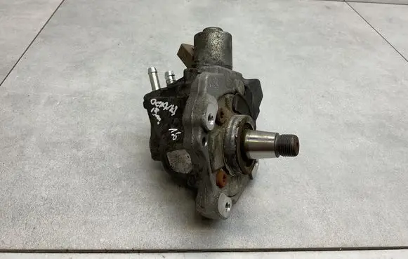 Skoda Octavia Mk3 (5E) Fuel injection high pressure pump 04B130755F